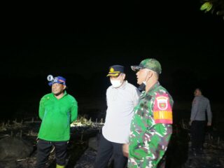 Tak Hanya Mengawal, Kapolres Sidrap Ikut Padamkan Api di Lahan Warga Lainungan