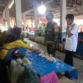Babinsa Koramil 01/Panca Lautang Pantau Harga Sembako di Pasar Sentral Bilokka