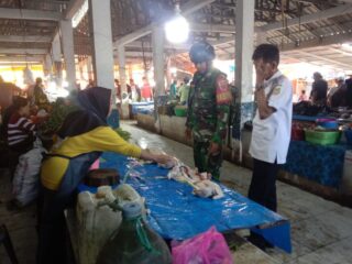 Babinsa Koramil 01/Panca Lautang Pantau Harga Sembako di Pasar Sentral Bilokka