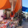 Anggota Koramil 07/Baranti Pantau Harga Bahan Pokok di Pasar Baranti