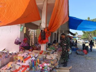 Anggota Koramil 07/Baranti Pantau Harga Bahan Pokok di Pasar Baranti