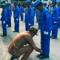 Tak Segan Merunduk untuk Melayani, Aksi Camat Tellu Limpoe Ini Menyentuh Hati Masyarakat