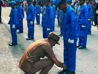 Tak Segan Merunduk untuk Melayani, Aksi Camat Tellu Limpoe Ini Menyentuh Hati Masyarakat