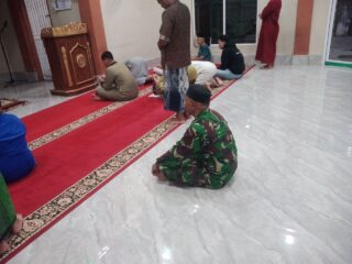 Pererat Kemanunggalan TNI dengan Rakyat, Babinsa Kodim 1420/Sidrap Laksanakan Safari Subuh
