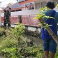 Cegah Banjir dan Wabah Penyakit, Babinsa Koramil 1420-03/Maritengngae Bersama Warga Lakessi Gotong Royong Bersihkan Drainase