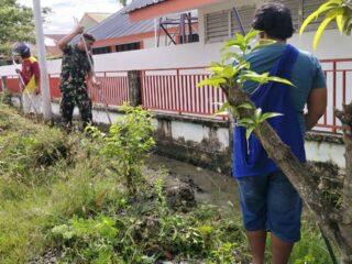 Cegah Banjir dan Wabah Penyakit, Babinsa Koramil 1420-03/Maritengngae Bersama Warga Lakessi Gotong Royong Bersihkan Drainase