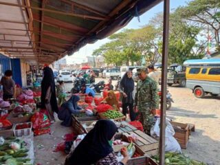 Babinsa Koramil 06/Panca Rijang Pantau Harga Sembako di Pasar Sentral Rappang