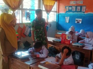 Babinsa Salobukkang Pantau Pendistribusian Makan Bergizi Gratis di SDN 11 Tanrutedong