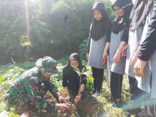 Sambut HUT TNI ke-81, Koramil 03/Maritengngae Bersama Santri Tanam Pohon di Allakuang