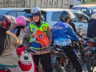 Antre BBM di Sidrap, Pengendara Dapat Air Minum dari Polantas