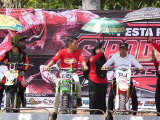 Bupati Syaharuddin Buka Pesta Panen Sipodeceng, Sawah Jadi Arena Balap