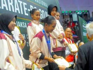 HARUMKAN NAMA SIDRAP! Siswi SMA Negeri 2 Sidrap Ghinaa Fadsia Ismail Sabet Medali Perak di Kejurnas Karate Piala Jaksa Agung