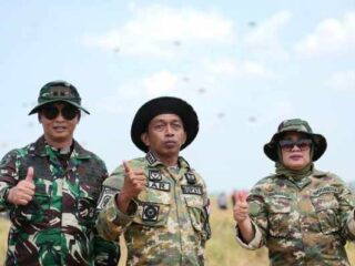 Langit Sidrap Bergemuruh! Prajurit Kostrad Terjun dari Ketinggian, Aksi Spektakuler Warnai Kanyuara
