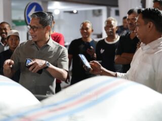 Hasil Panen 166 Karung di Tengah Kemarau, La Bandung Hadiahkan Gabah ke Bupati Sidrap