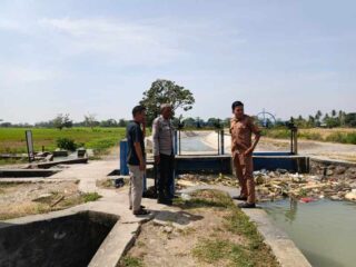 Bhabinkamtibmas Pastikan Air Irigasi Lancar untuk Petani Sidrap