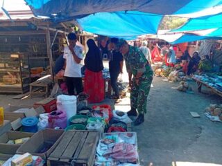 Babinsa Pantau Harga Sembako di Pasar Sentral Bilokka Sidrap