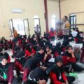 Ciptakan Sekolah Bebas Narkoba, Bripka Guntur Sambangi SMKN 2 Panca Rijang