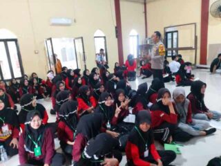 Ciptakan Sekolah Bebas Narkoba, Bripka Guntur Sambangi SMKN 2 Panca Rijang