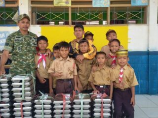 Babinsa Kodim 1420/Sidrap Dampingi Pendistribusian 64.693 Paket Makan Bergizi Gratis di Wilayah Kabupaten Sidrap