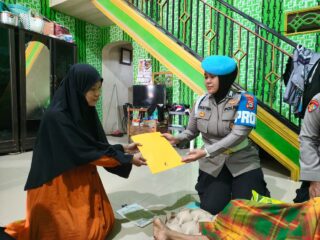 Hadir di Tengah Masyarakat, Sipropam Polres Sidrap Berikan Tali Asih untuk Bapak Sumanto