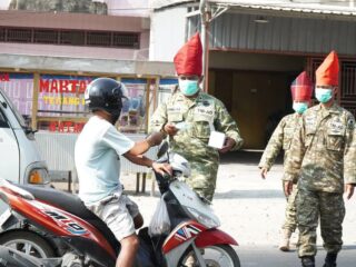 Cegah Dampak Polusi Udara, Kodim 1420/Sidrap Bagikan 500 Masker kepada Masyarakat