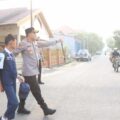 Momen Tak Biasa di Sidrap, Kapolres Ikut Atur Jalan dan Bantu Anak Sekolah