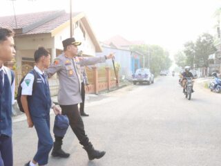 Momen Tak Biasa di Sidrap, Kapolres Ikut Atur Jalan dan Bantu Anak Sekolah