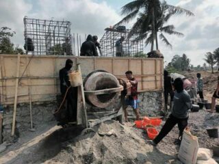 Percepat Pembangunan Jembatan Gantung Sipodeceng, TNI dan Masyarakat Laksanakan Pengecoran Beton Block Anchor