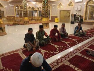 Bangun Kebersamaan dengan Warga, Babinsa Kodim 1420/Sidrap Rutin Laksanakan Safari Subuh