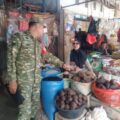 Babinsa Koramil 1420-03/Maritengngae Pantau Harga dan Ketersediaan Bahan Pokok di Pasar Sentral Pangkajene