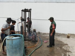 Babinsa Desa Padangloang Dampingi Pembangunan Sumur Bor untuk Percepatan Operasional KDKMP