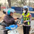 Satlantas Polres Sidrap Bagikan Masker Gratis ke Pengguna Jalan