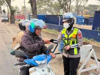 Satlantas Polres Sidrap Bagikan Masker Gratis ke Pengguna Jalan
